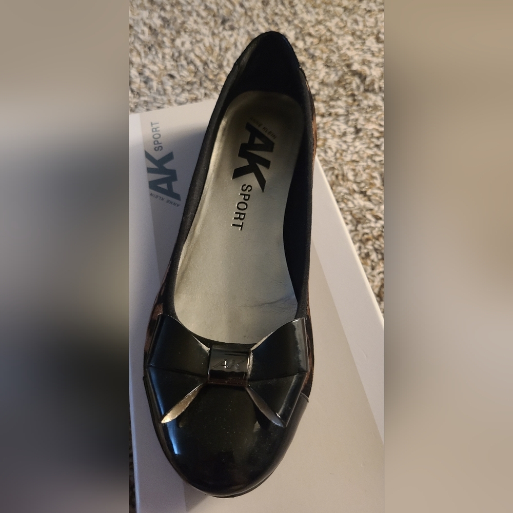 Leopard Print Women's Flats Size 6 1/2 with Black Bow - Picture 2 of 8